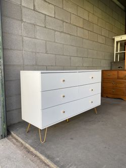 White 6 Drawer Dresser w/Gold Hardware for Sale in Phoenix, AZ - OfferUp White 6 Drawer Dresser w/Gold Hardware for Sale in Phoenix, AZ - OfferUp