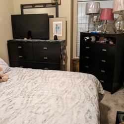 This A Beautiful Queen Bedroom With 6 Peaces 