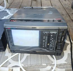 Vintage Emerson 5.5" color tv/fm/Am Tested working great.