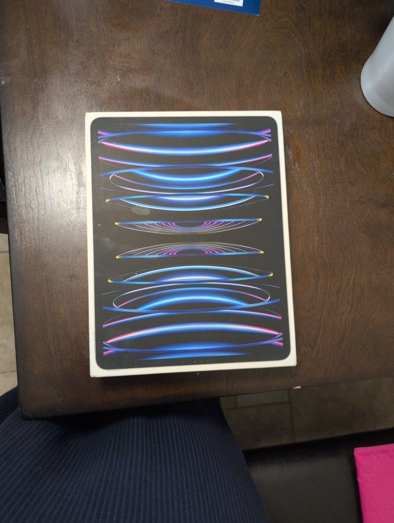 Apple iPad Pro 6th generation 12.9 inch 512GB, Wi-Fi + Cellular
