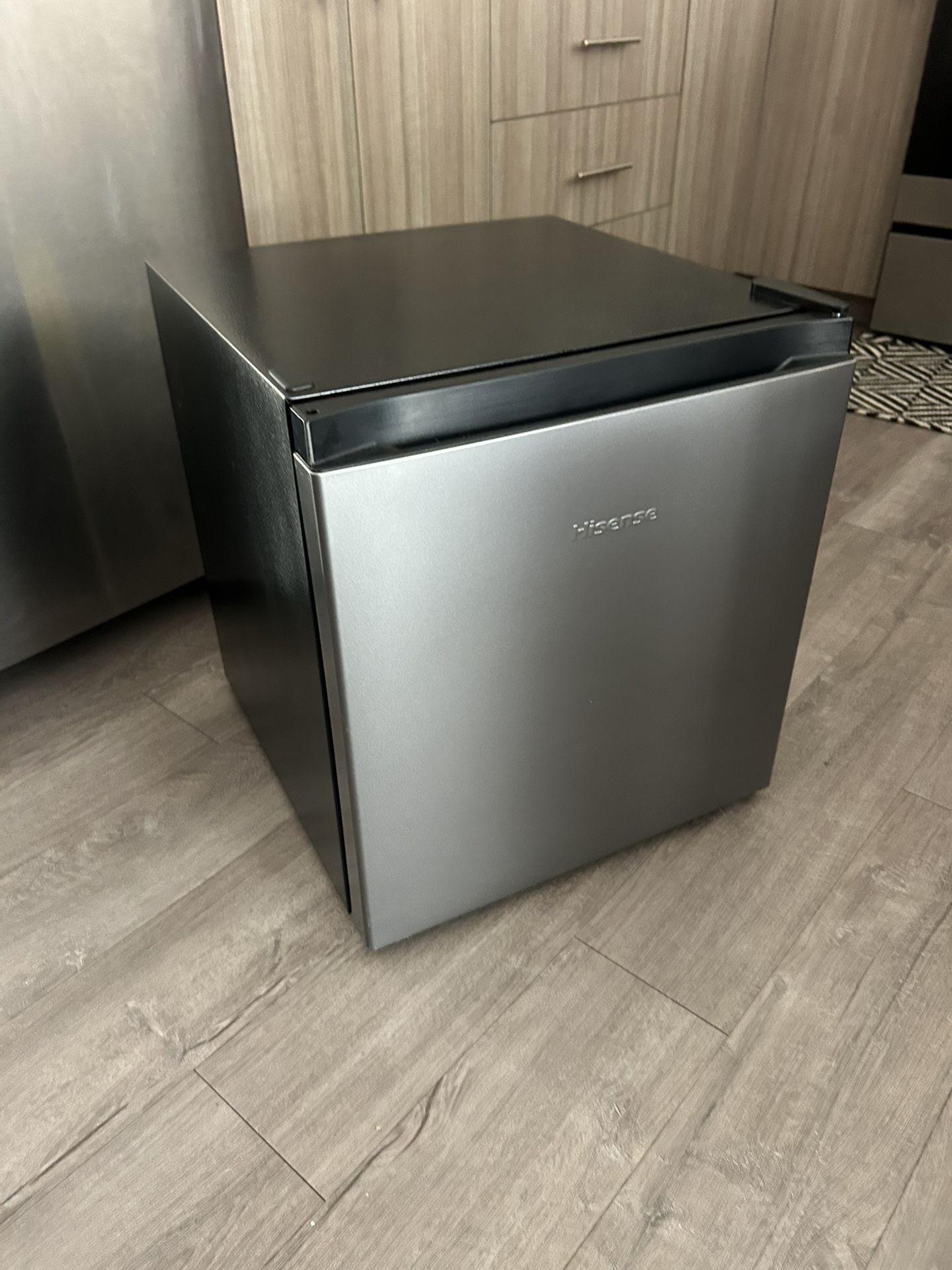 Hisense 1.6 Cu Ft Single Door Mini Fridge, Silver, Energy Star