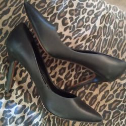 Charles By Charles David Size 8.5 Black Leather Heels In Great Condition 