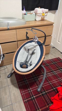MaxiCosi bassinet & MaxiCosi swing