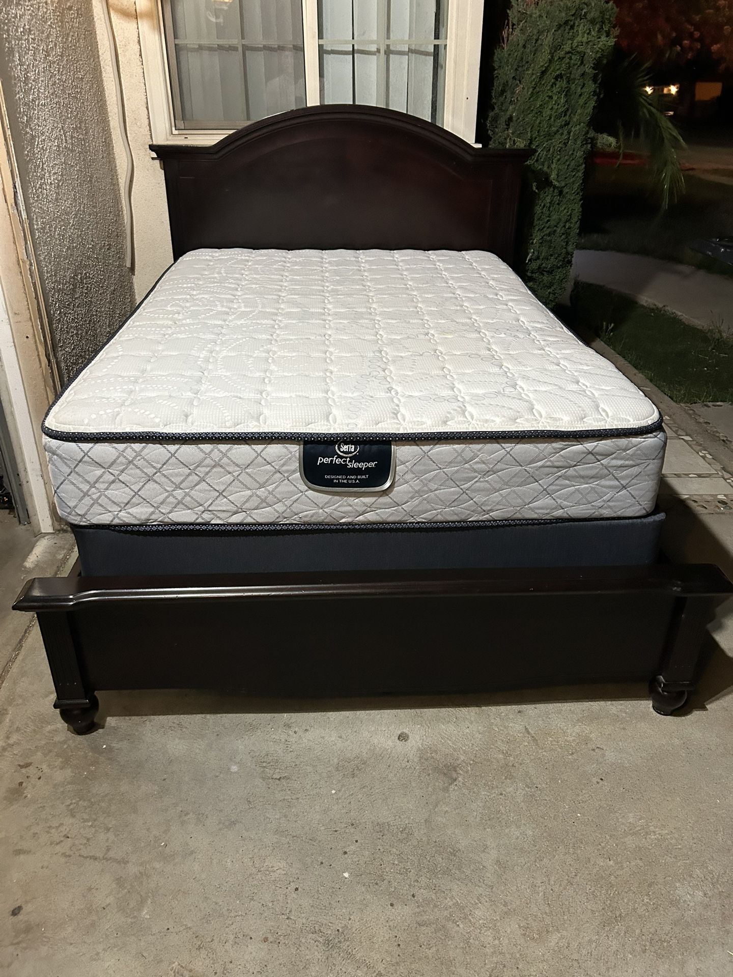 CAMA FULL SZ DE MADERA SOLIDA CON BOX SPRING Y COLCHÓN SERTA USADA BUENA CONDICIÓN