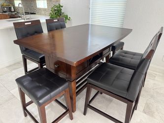 Height Dining Table with rotating Chairs