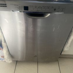 Stainless Steel Dishwasher. Model GDF630PSMSS
