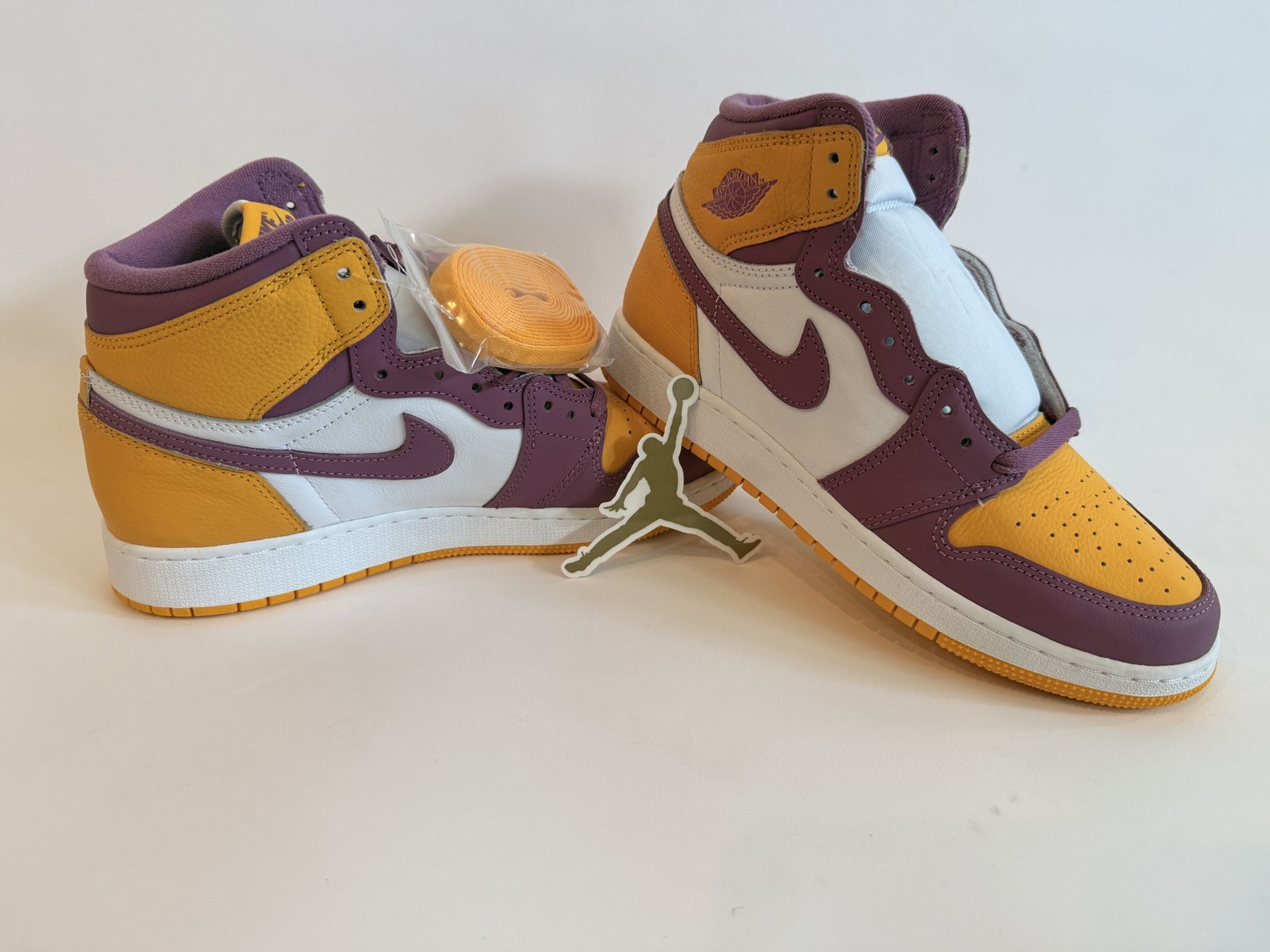 Air Jordan 1 Retro High OG GS “University Gold Bordeaux” 7Y (Men’s 7 / Women’s 8.5) New with Box
