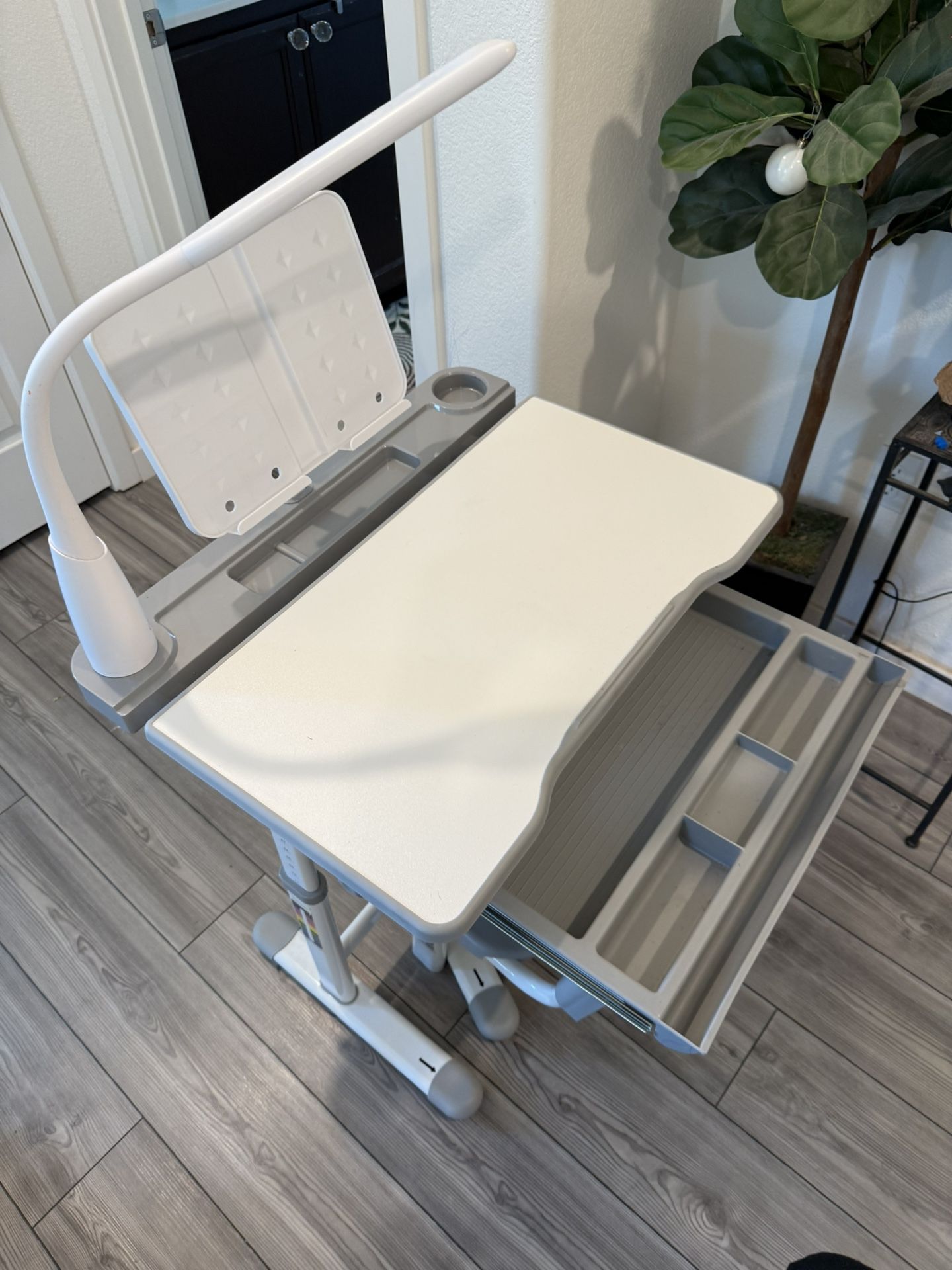 Kids Desk. Height Adjustable. Good Condition