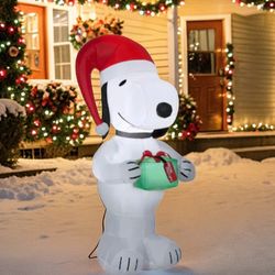 Gemmy Peanuts 5-ft LED Lighted Snoopy Holding A Gift Wrapped Present Inflatable. Tested Works. Box is heavily damaged. Missing ground stakes. Missing 