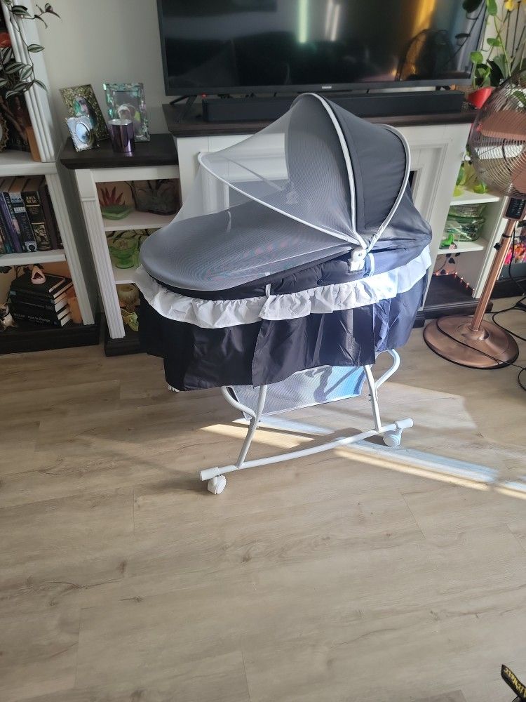 Free Like New Baby Bassinet. Need Gone Today!