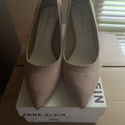 BRAND NEW ANNE KLEIN BEIGE/TAN HEELS