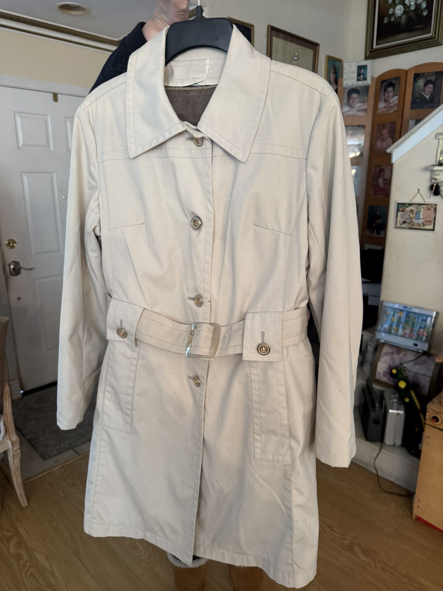 London fog trenchcoat size 12 zipper lining can be removed extra buttons 