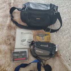 SONY CAMCORDER IN MINT CONDITION INCLUDES ALL