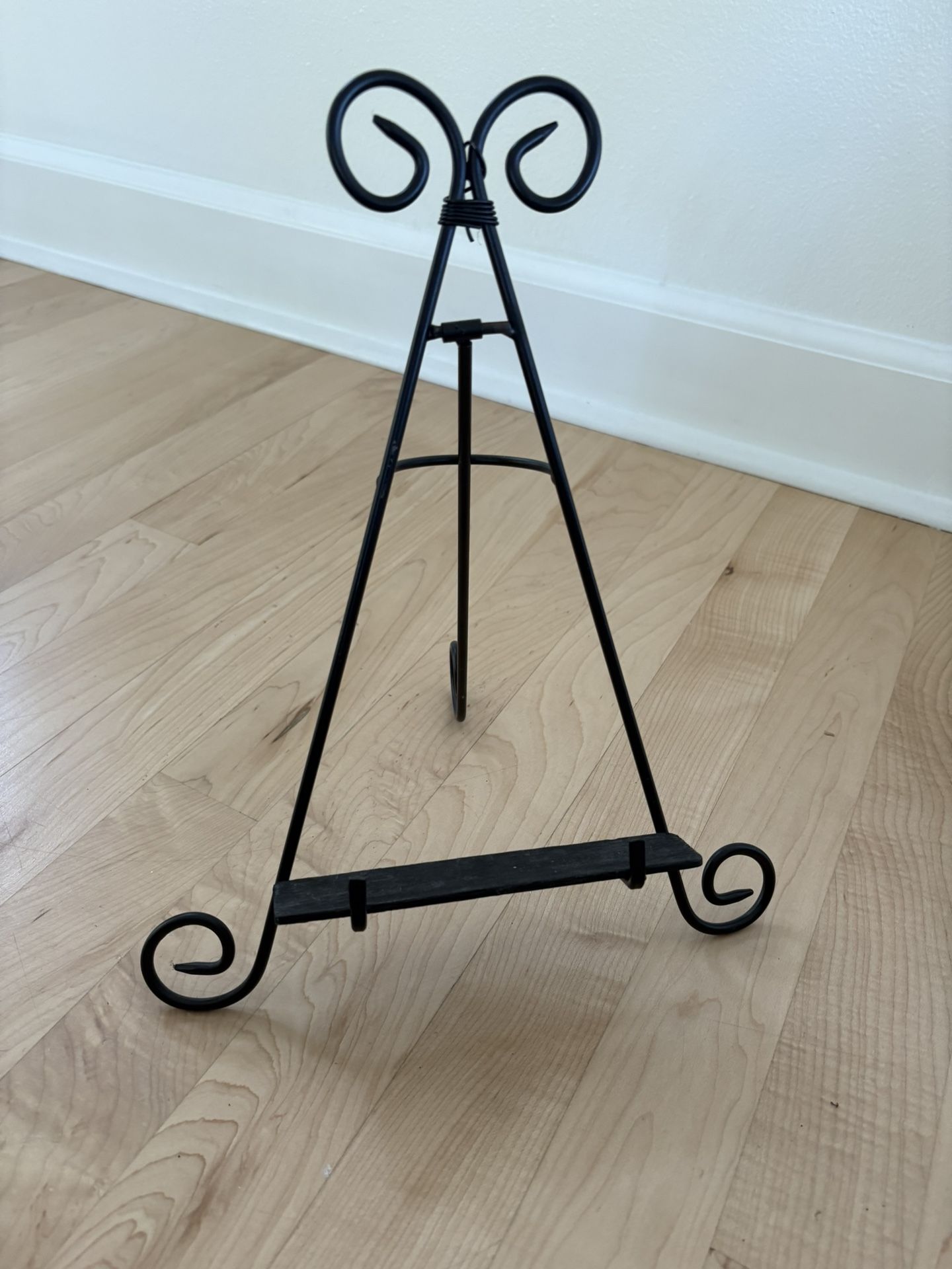 Black Metal Easel