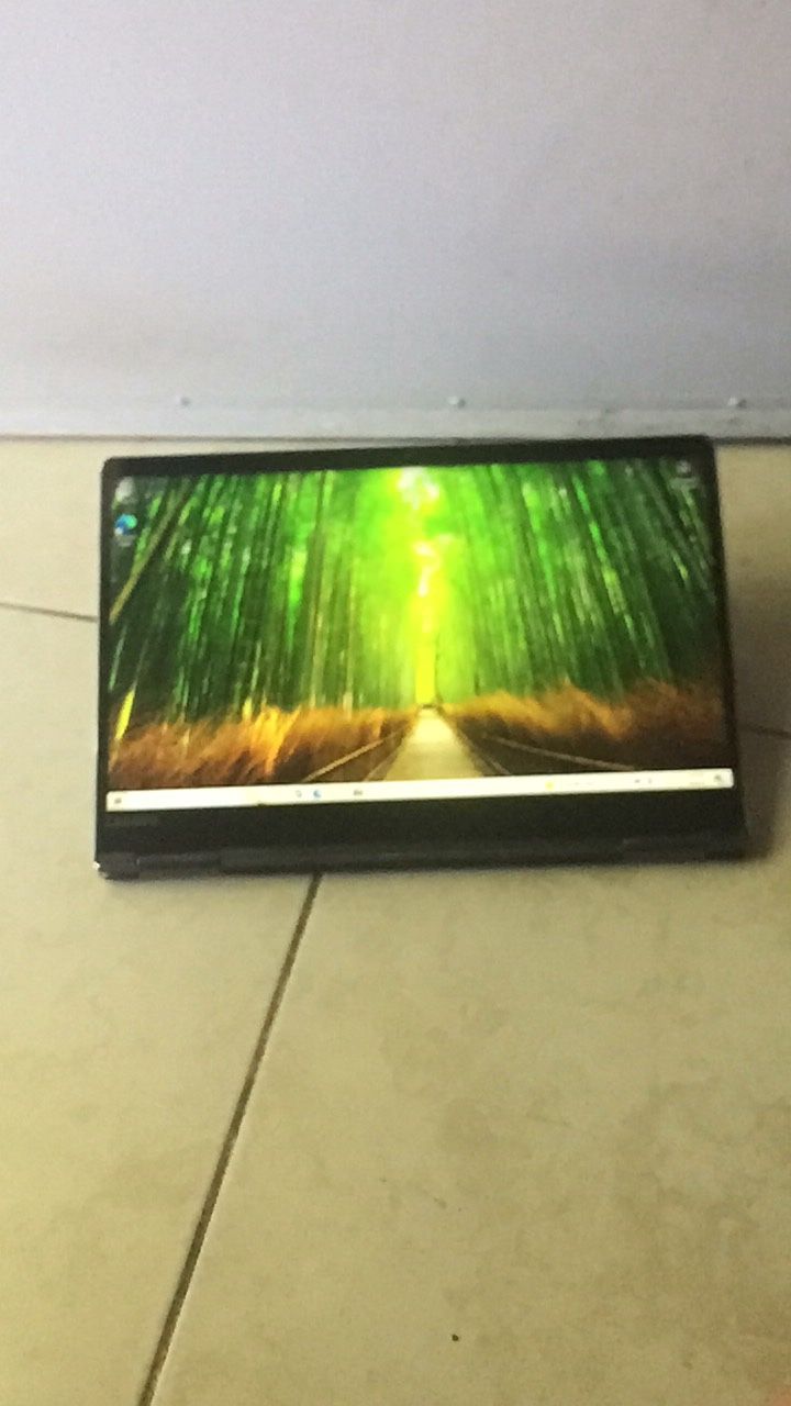 15.6” Lenovo Yoga 2-1 Touchscreen i5 Processor 128gb SSD 8gb Ram Come With Charger Light up Keyboard Window 10 good Condition