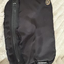 Black lululemon belt bag