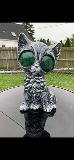 The big green eyed kitty statue