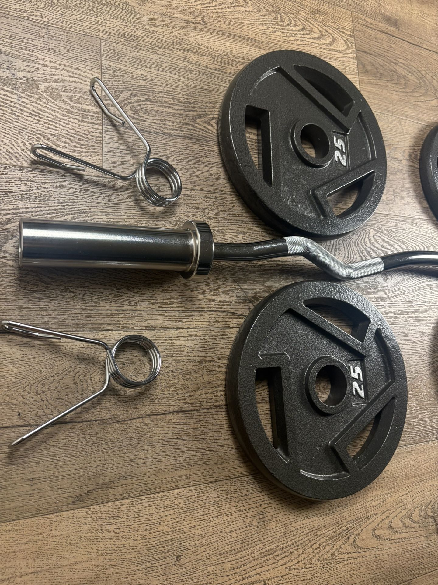 Beautiful BRAND NEW Curl Bar With Pair Of 25s And 10s 