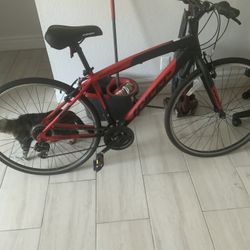 Hyper Bicycle 700c Men's Spin Fit Hybrid Bike, Black and Red