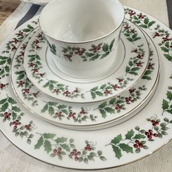 Vintage Gibson Set 45 Serving 8 . 