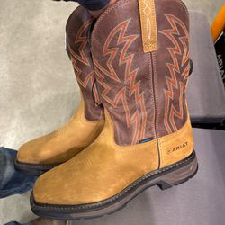Really nice ariat work hog with BOA system size available 7.5D