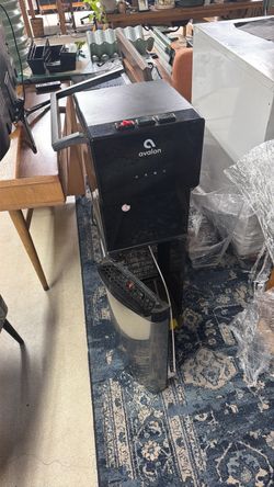 Water cooler bottom loading