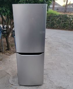 LG 10 cu Stainless steel Compact Large Capaciity 2 Door Bottom Mount Freezerr Refrigeratorr