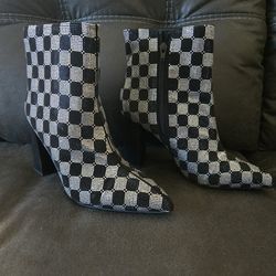 Beautiful checkered black and silver bling .size 8.5