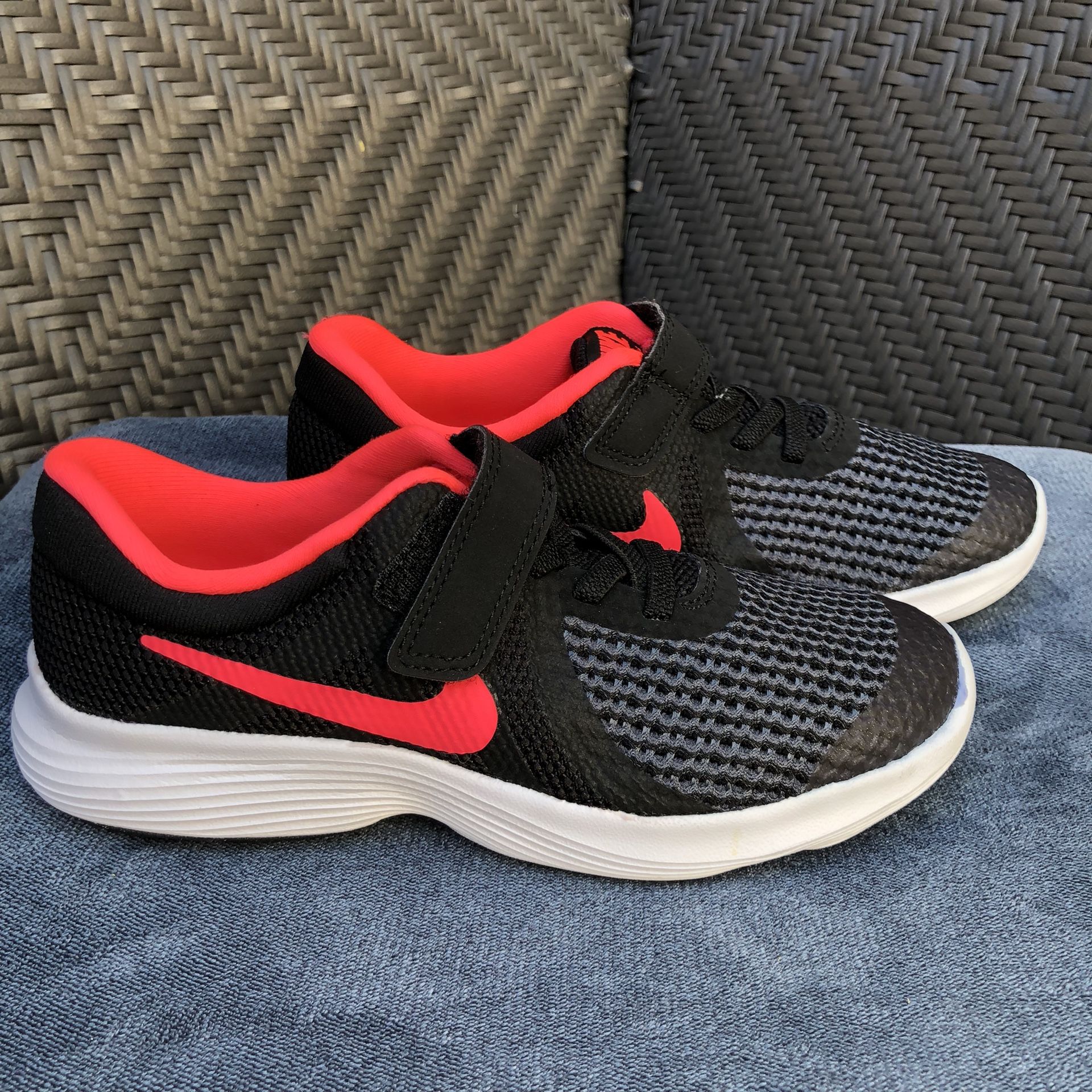 Nike Revolution Girls' Kids Black/Neon Pink Running Shoes Size