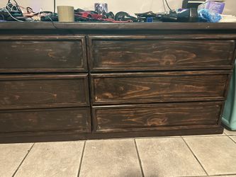 Comoda De Recamara De Pura Madera En Bienas Condiciones 