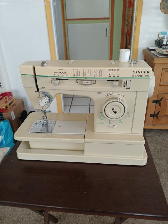 Working!! SINGER SEWING MACHINE MERRIT 9612. 1/2 off EBAY Price