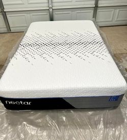 Nectar Luxe Memory Foam, King, Like New, Excellent Condition