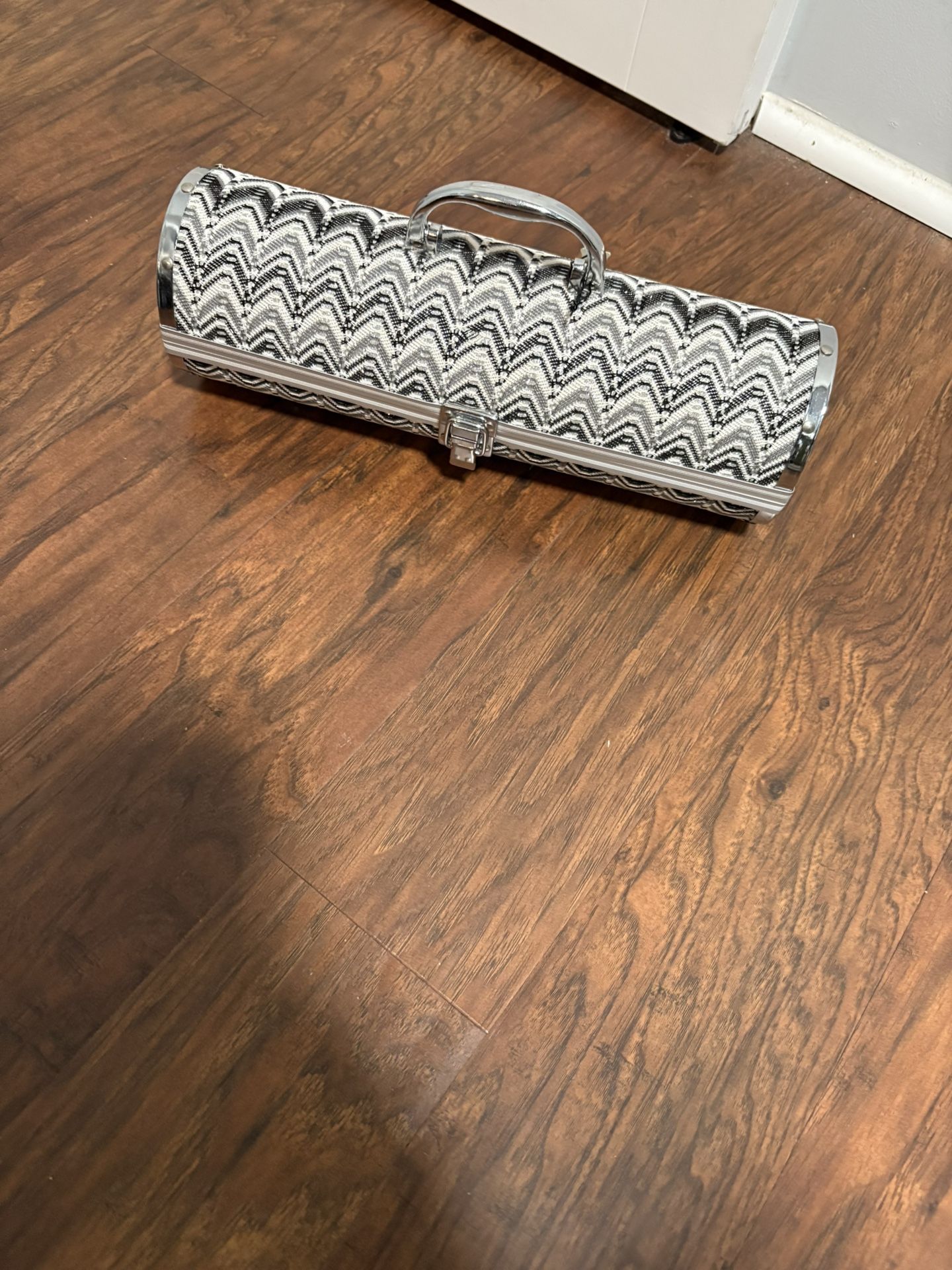Wine Purse or Purse, Specifically To Hold And Carry Wine