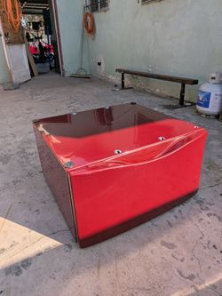 Washer dryer pedestal