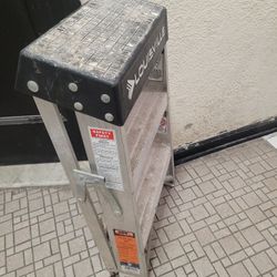 Louisville 3-Step Ladder 