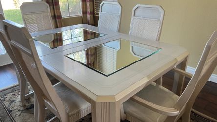 Dinning Table With Leaf And 5 Chairs