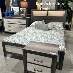 4-pc Bedroom Set: Queen Size Bed, Dresser, Mirror & Nightstand 