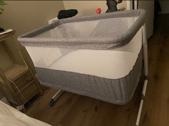 Simmons Bassinet- Barely Used