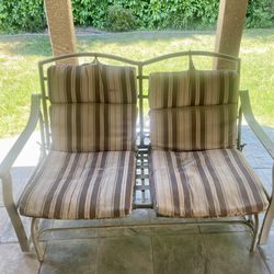 Outdoor Gliding Loveseat W/pads