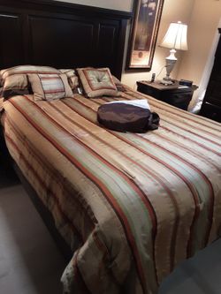 6 Piece Set, Queen Size Bed Set, 1 Double Sided Conforter, 1 Bed Ruffle, 2 Shams 2 Pillows