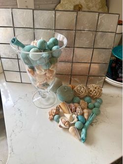 Glass Pedestal Vase with Coastal Potpourri and Seashells Elegant glass pedestal vase comes with a variety of coastal-themed decorative fillers. The