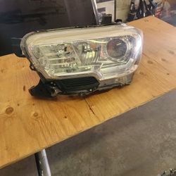 2016-2023 Toyota Tacoma Left Headlight Oem 