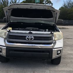 Toyota tundra TRD v8