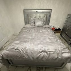 Classic Furniture Bed Set