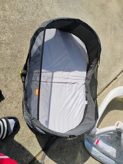 Munchkin brica food n go travel bassinet