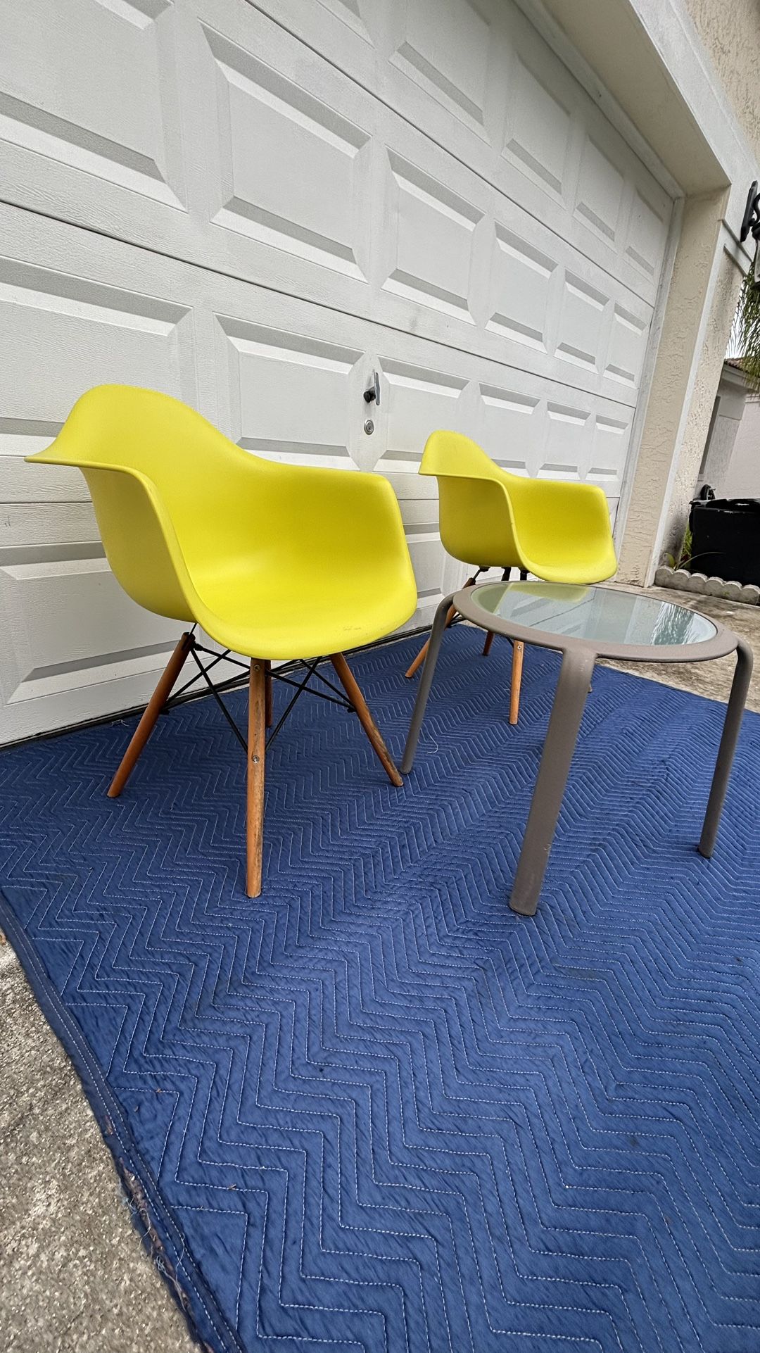 Iconic Bistro Modern Eames Design Plastic Chair Seat Set + Coffee Table