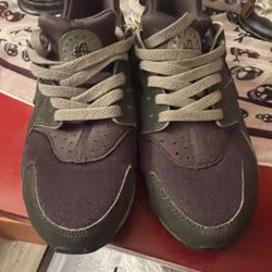 Nike Huraches 7y Or 8.5w Army green