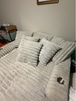 Rooms to go Stratford Chaise Grey
