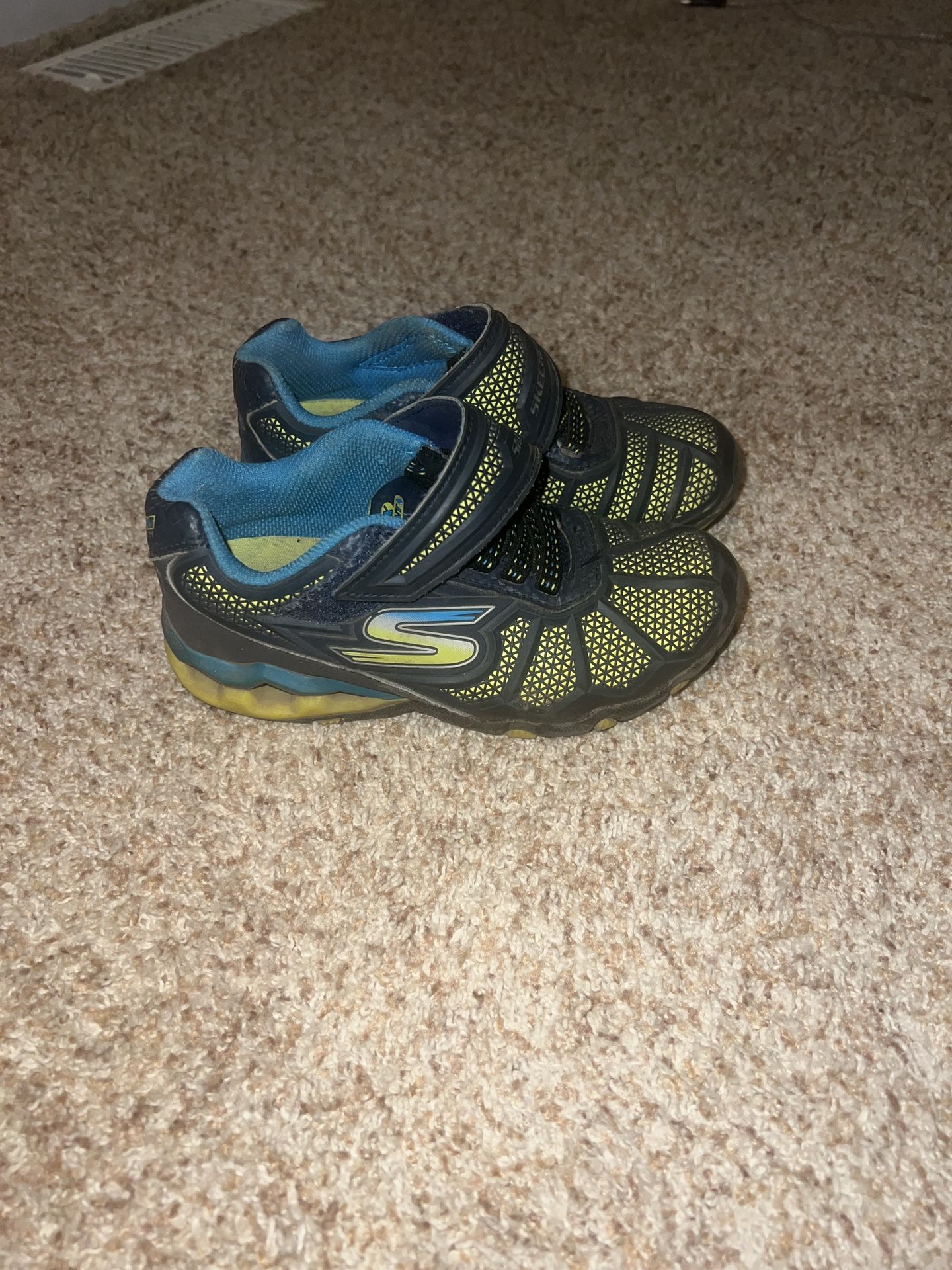 Skechers Kids Boys' Lil Hydro-Static Sneaker,navy/blue US Size 12. Soles are a lil worn & have a few scrapes - see pics 