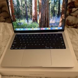 New 2024 MacBook Pro, 14 Inch, 16GB, M4. Only used once. 